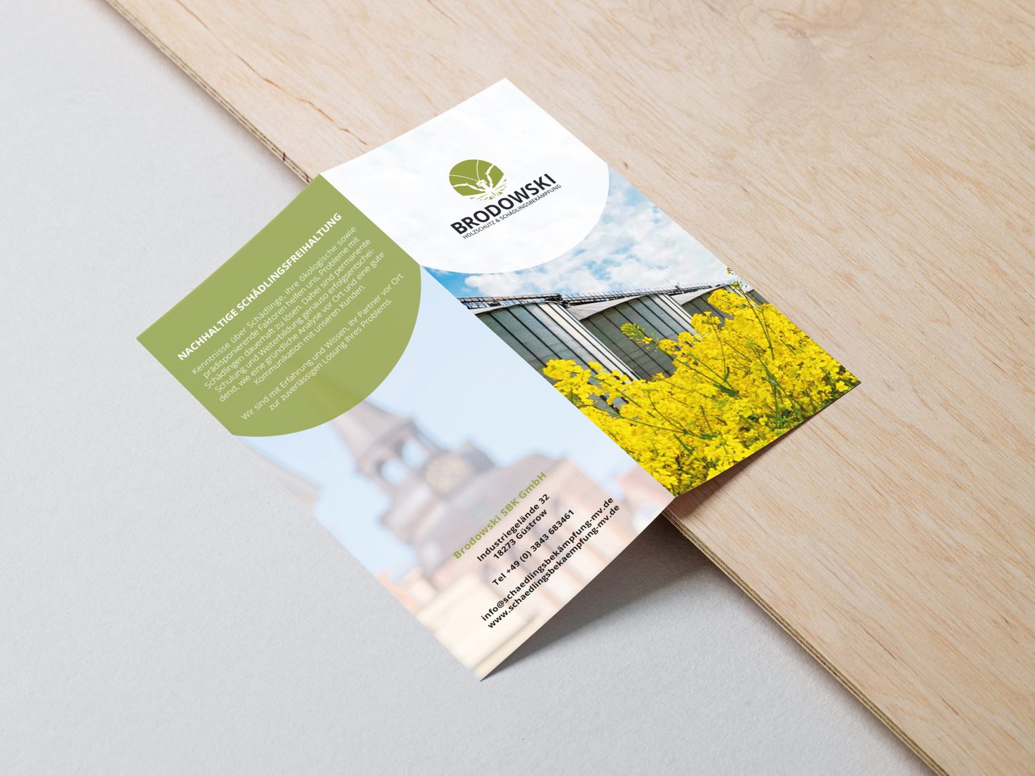 Außenseite des Flyers für Schädlingsbekämpfung Brodowski auf Holz