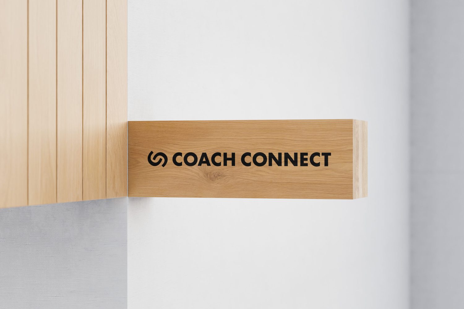 Firmenschild aus Holz für Coach Connect