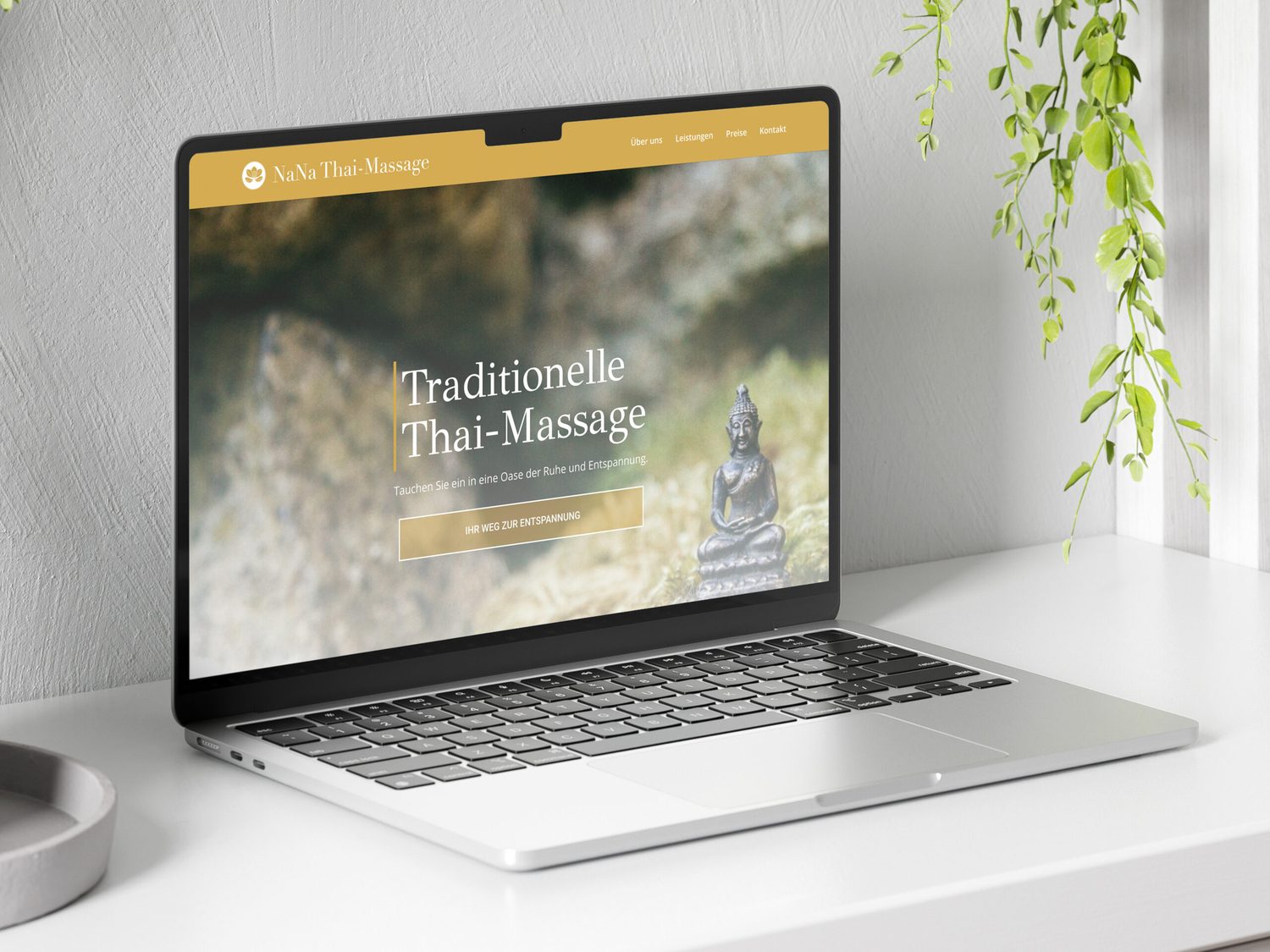 Website für NaNa Thai-Massage auf einem Bildschirm